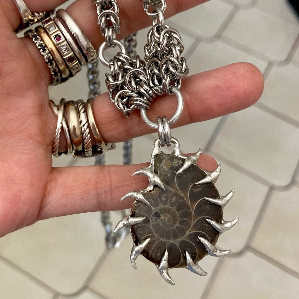 Genuine ammonite fossil shell with spikes on maille silver boho choker necklace - Picture 11 of 13